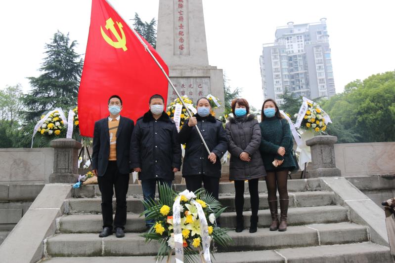 湘北汽運(yùn)黨支部主題黨日活動(dòng)，緬懷抗日英烈，祭掃墓地，敬獻(xiàn)花籃。