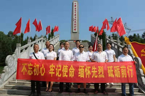 湘北公司黨支部深入革命老區(qū)緬懷先烈、慰問困難群眾。